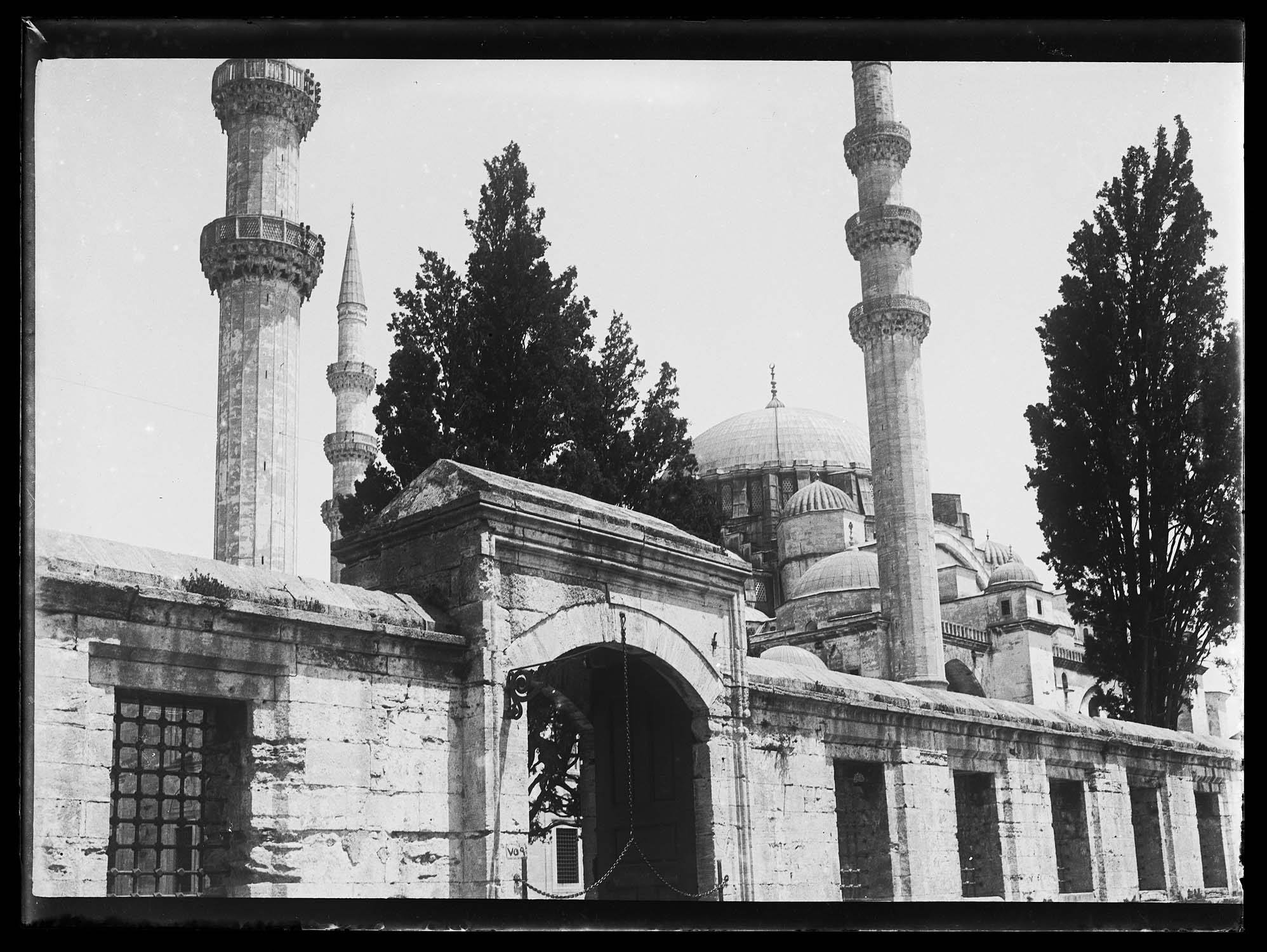 Extérieur de la mosquée avec trois minarets